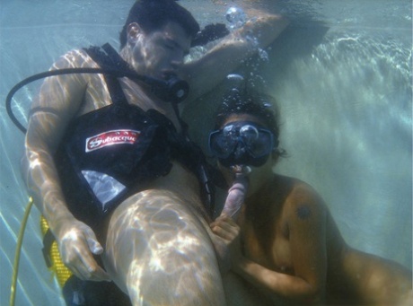 Азиатка надевает акваланг, чтобы сосать член и заниматься сексом под водой