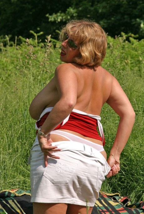 Big asses and grooves: Tall but skinny woman Curvy Claire, who is 30 years old, finds herself in a field with her large breasts and buttocks.