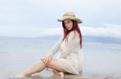 Hot Asian MILF Tera Patrick Hits Upon Great Solo Poses While At The Beach