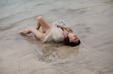 Hot Asian MILF Tera Patrick Hits Upon Great Solo Poses While At The Beach