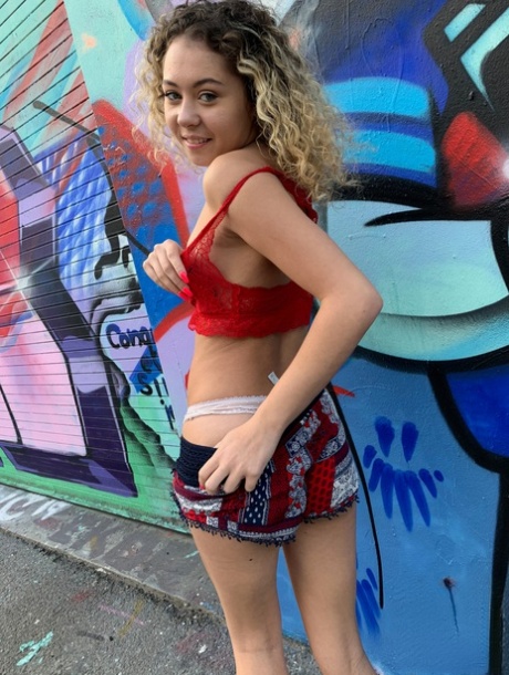 Миниатюрная девушка стекает спермой с подбородка после того, как выставила себя напоказ среди граффити