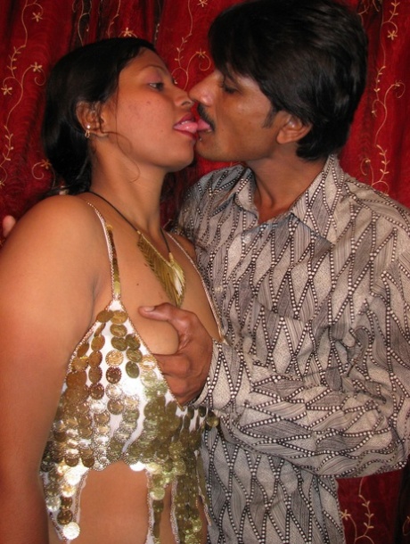 In her mouth, the Indian MILF treats her boyfriend's cock and shaved off the pussy.