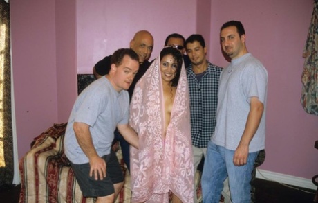 Blousus: This Indian girl gives a blowjob in Gangbang.