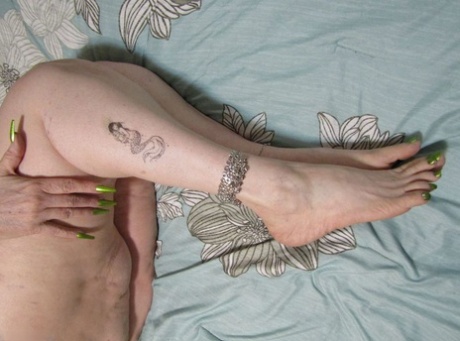Полная бабушка Банни Грэм красит волосы во время мастурбации на кровати