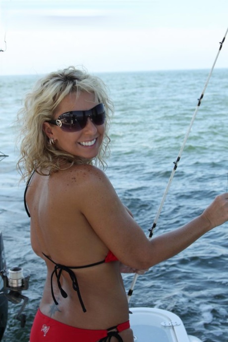 Грудастая блондинка средних лет Naughty Alysha занимается сексом на рыбацкой лодке
