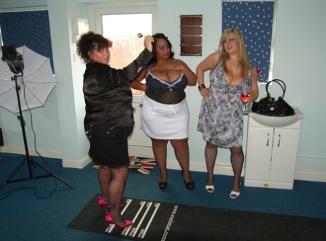 Fat UK Woman Leah Jayne And Two Of Her Plump Girlfriend's Suck Cock Together