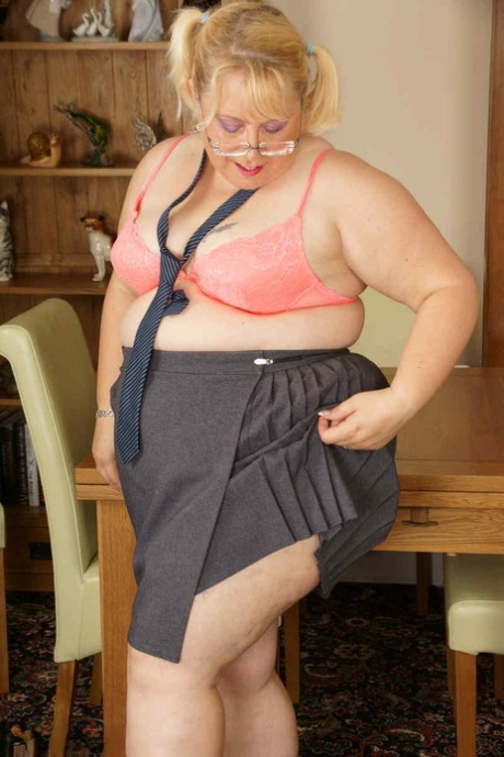 UK amateur Lexie Cummings, who is obese and has no cleavage on her body, shows off her pussy with glasses.