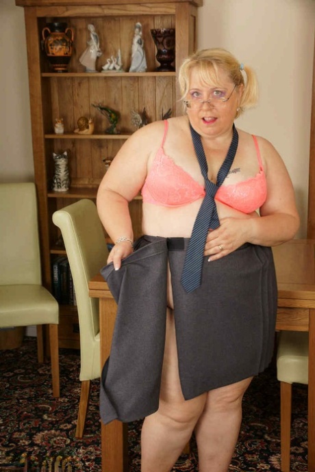 Lexie Cummings, who is an obese UK amateur athlete, shows off her pierced vagina with prescription glasses on.