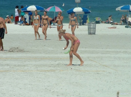 Girls at the beach with hot flashes are part of GND Candids.