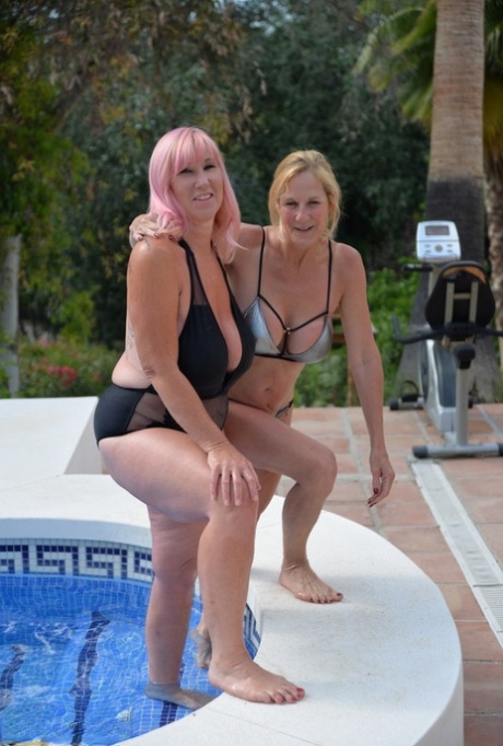 BBW Melody, who was 25 years old, walks in her swimsuit and arms around the pool with her girlfriend.