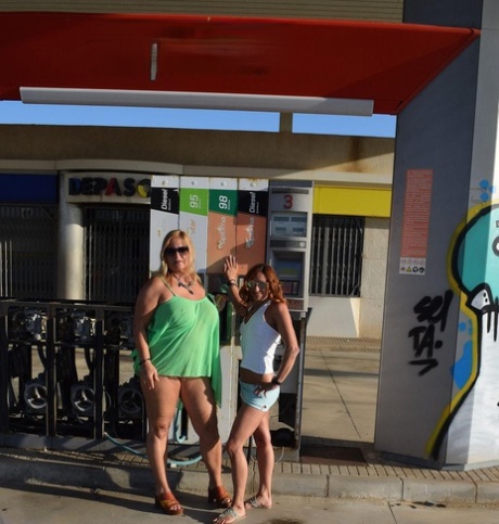 Gas station: The nude amateur reveals her breasts and buttocks.