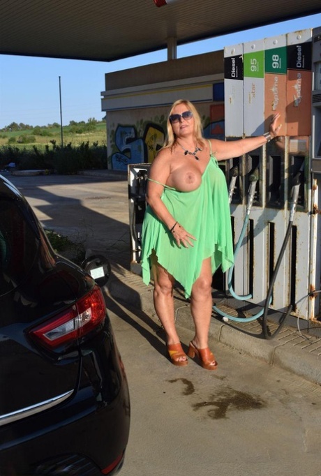 She shows off her breasts and buttockbone at a gas station, as did the naked amateur singer Chrissie (thick amateur) for the camera.