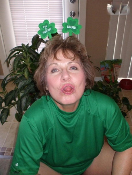 For St Paddy's day, older woman Busty Bliss cups or natural tits are used before giving a blowjob.