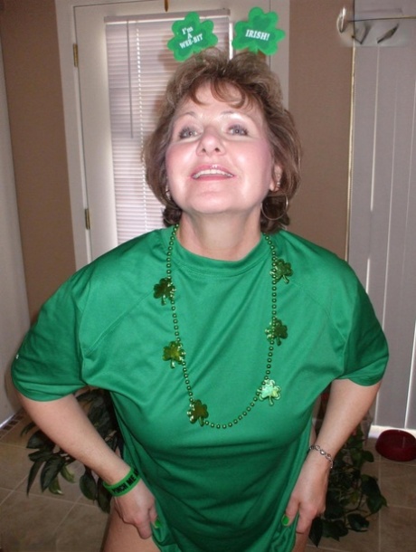 Prior to giving a St Paddy's day blowjob, women wear Busty Bliss cups or natural tits.