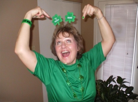 The older woman can use Busty Bliss cups or natural tits to prepare for St Paddy's day, such as giving a blowjob.