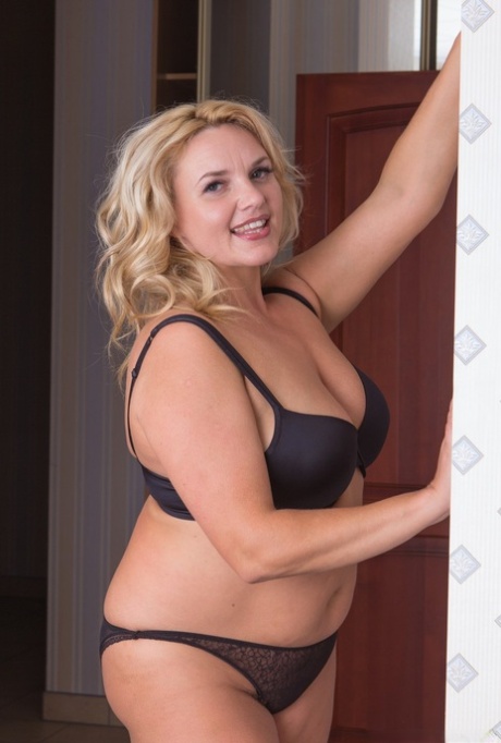 Hot Chubby Wife Nude Porn Pics - PornPics.com