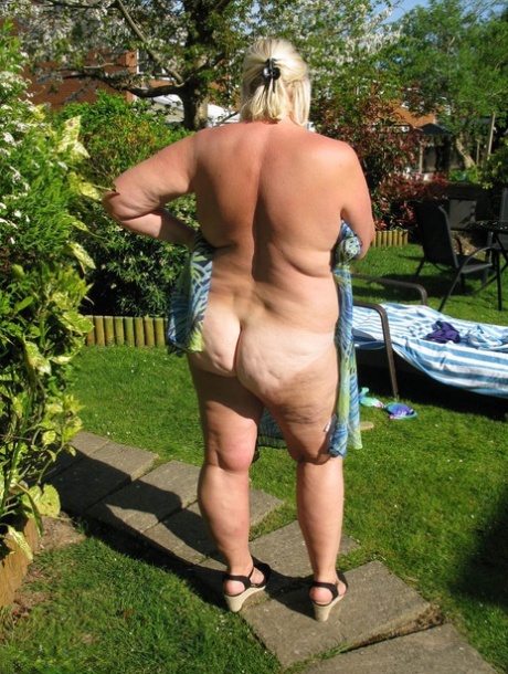 Fat Mature Woman Chrissy Uk Sucks A Dick After Making Her Nude Debut In A Yard