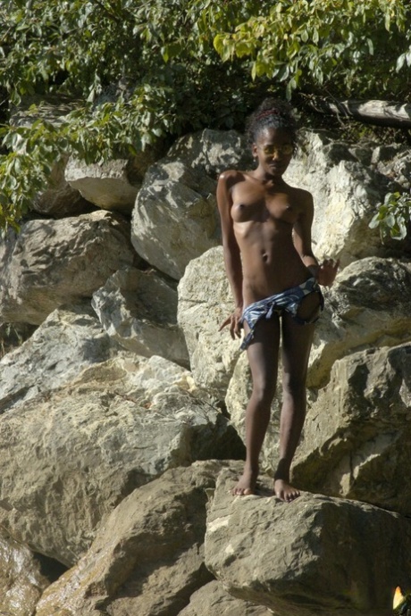 Горячая черная девушка Маева показывает задницу, за которую можно умереть, пока голая в реке