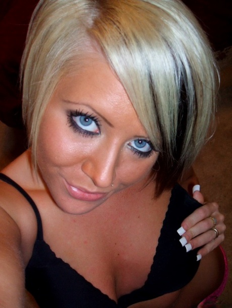 A blue-eyed blonde shoots her deftly on carpeted flooring while taking self-shots.