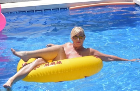 Blonde amateur: Melody shows off her fat body in a swimming pool as an amateur.