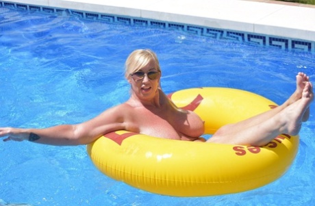 Blonde amateur: Melody, who is not a professional swimmer, shows off her fat body in a swimming pool.