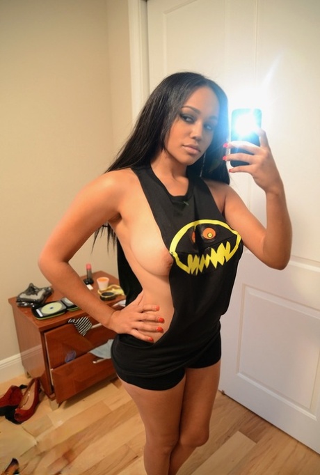 Black Wife Naked Selfie - Ebony Selfie Porn Pics & Naked Photos - PornPics.com