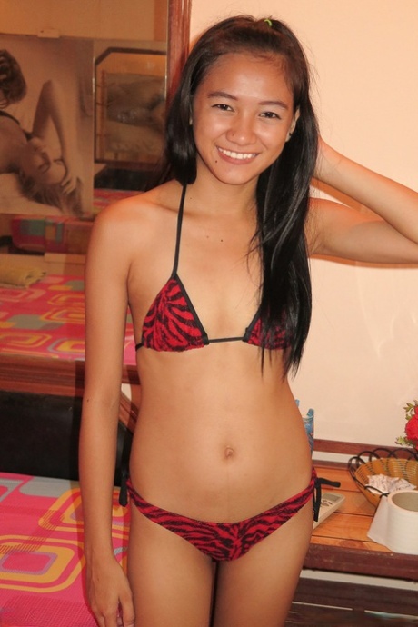 Flat chested bikini clad Asian teen Oei gets an ass bath in hot cum - PornHugo.net