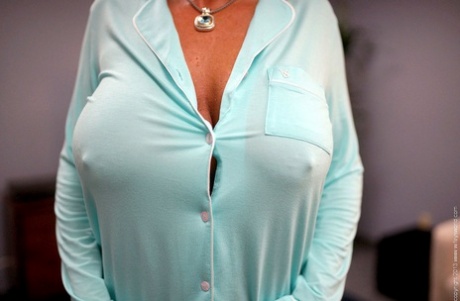Huge Tits Jewelry - Classy Mature Big Tits Porn Pics & Naked Photos - PornPics.com