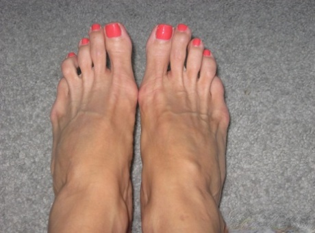 Сексуальная порнозвезда Эрика Лорен щеголяет накрашенными сексуальными пальцами ног в сандалиях и голой