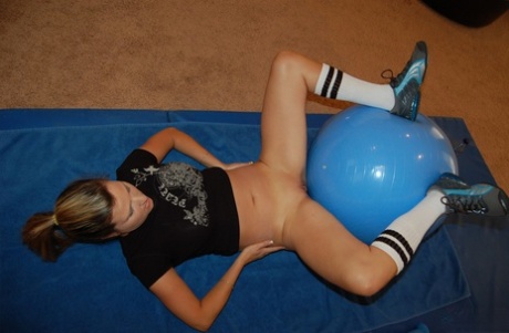 A sporty MILF competitor gets boned from behind while exercising without panties.