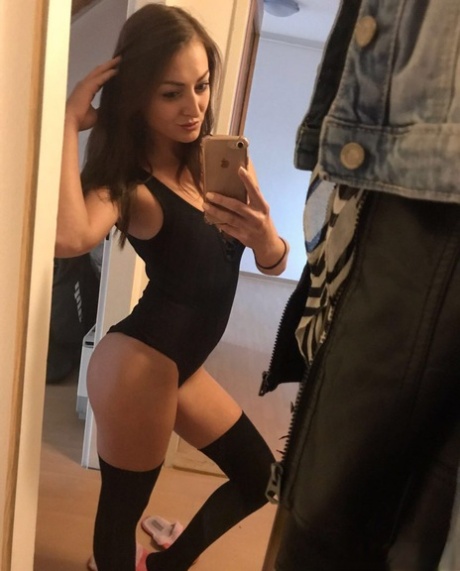 Hot Solo Girl Takes Mirror Selfies To Add To Her Dating Profile