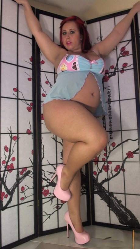 Curvylicious Pregnant MILF Georgia Peach Stripping And Posing On The Chair