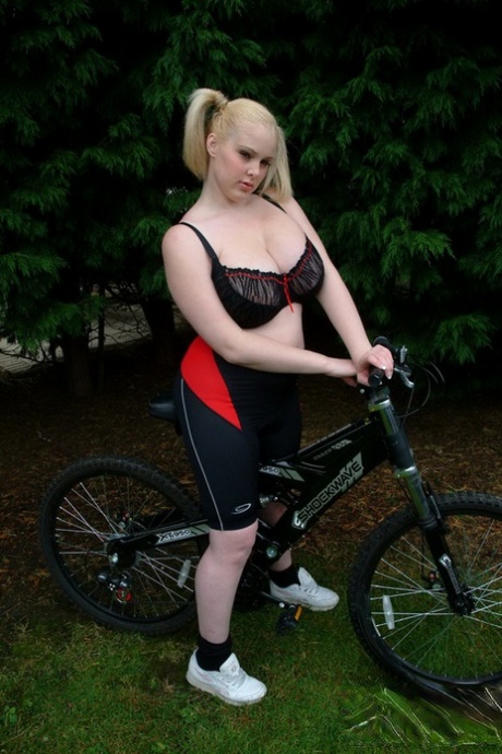 Blonde BBW Ashley Sage Ellison exposes her enormous beard and legs after cycling.