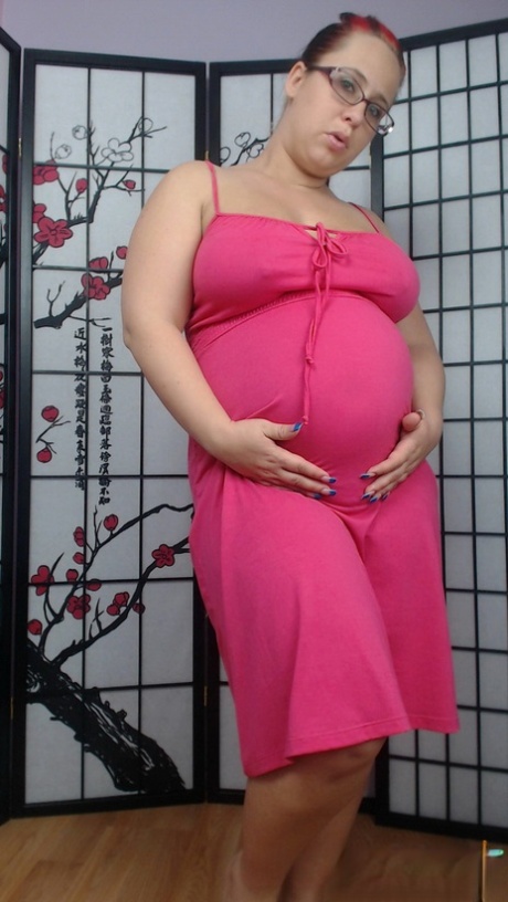 Curvylicious pregnant slut Georgia Peach poses for her horny fans