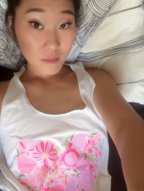 Hot Asian teen Katana takes a selfie to flaunt her pretty face & hot body