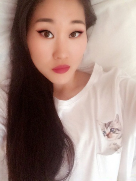 Hot Asian teen Katana takes a selfie to flaunt her pretty face & hot body