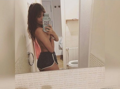 In different body shapes, Peneloppe, an amateur girl, takes a number of selfies.