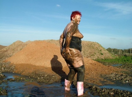 When she is still young, Valgasmic Exposed covers herself with mud that weighs between her tummy and the rest of her body.