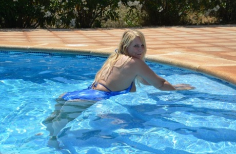 By freeing her tits and buttocks from their suits in a pool, Sweet Susie, an older blonde, is able to enjoy the experience.