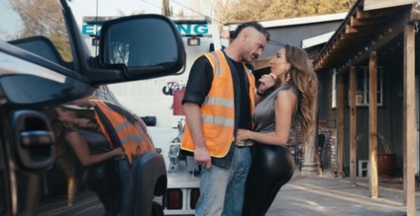 Sexy MILF Richelle Ryan Has Intercourse With A Tow Truck Driver After A Tow
