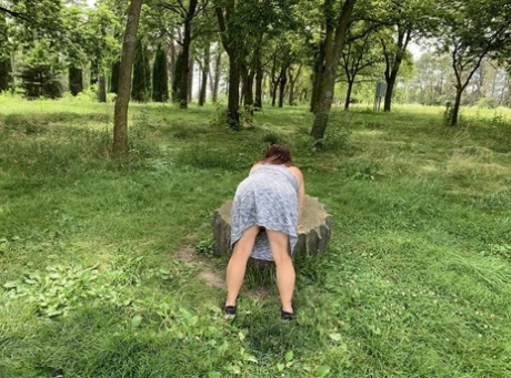Sexy Nebbe, a mature woman who is almost 40 years old, exposes her ample buttocks and grabs them in a park.