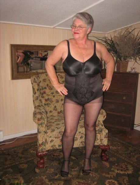 Inexperienced Girdle Goddess releases her saggy legs and finally disengages the water with an electric spark.