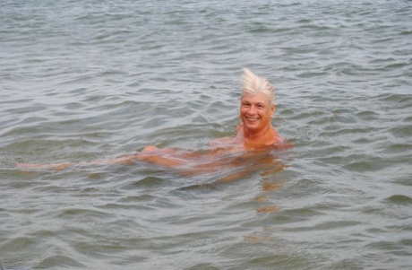 Старый любитель Димонти посылает воздушный поцелуй после купания нагишом в океане