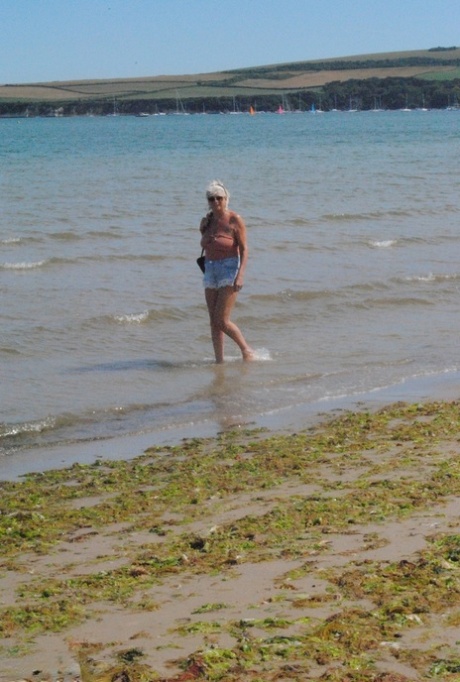 In the ocean after skinny dipping, old amateur Dimonty gives us another chance to blow her hair by giving her mouth something tender and affectionate.