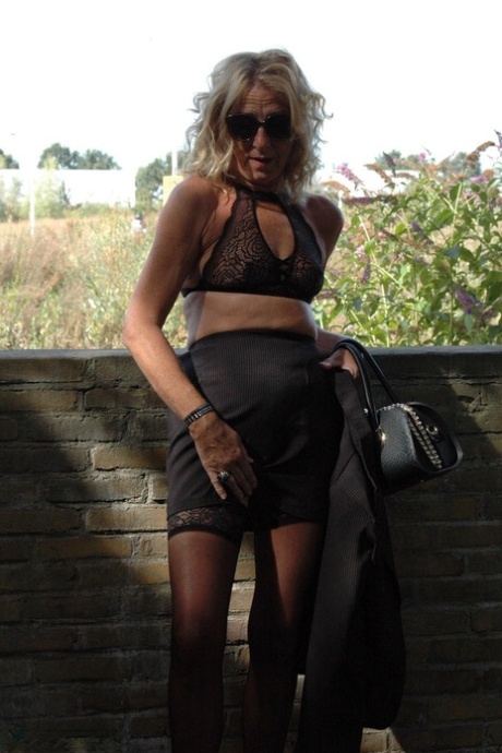 With hosiery on her knees and black pencil skirt, Kyras Nylons models high-heeled stiletto heels for the first time at age 12.