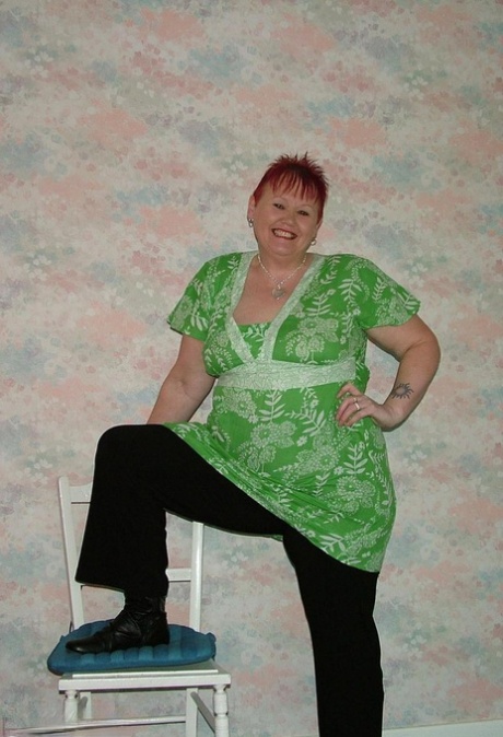 BBW Valgasmic, an older redhead, was exposed to pantyhose on a wooden chair.