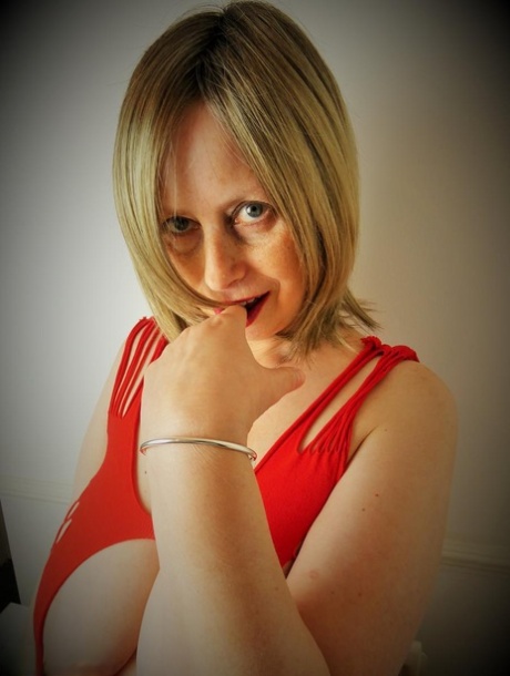 Thick amateur Posh Sophia models revealing lingerie before donning a face mask