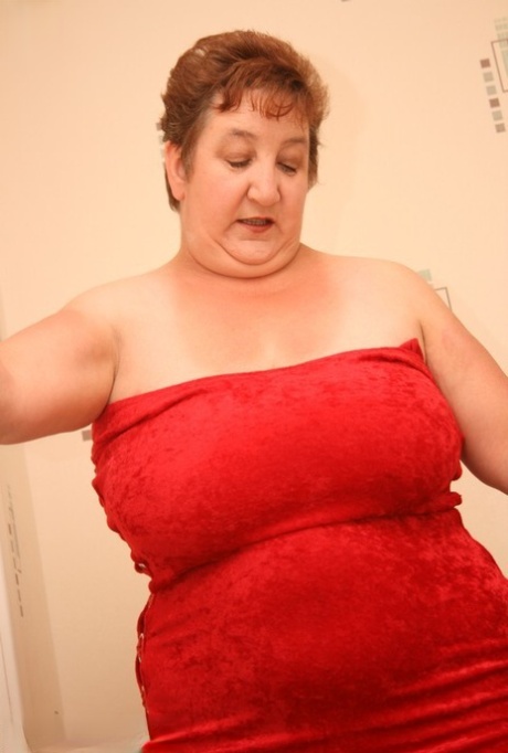 BBW Kinky Carol, who is older than her mom, has short red hair and exposes her natural tits.