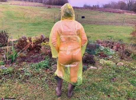 Sweet Susi, who is an overweight woman, exposes her naked body while wearing rubber boots.