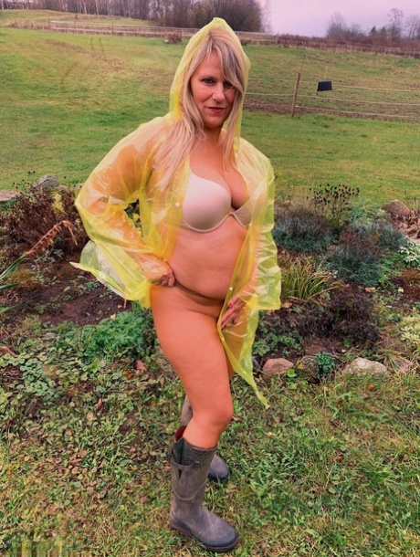 While wearing rubber boots on her naked body, overweight Sweet Susi is not looking to show off as an overweight amateur.